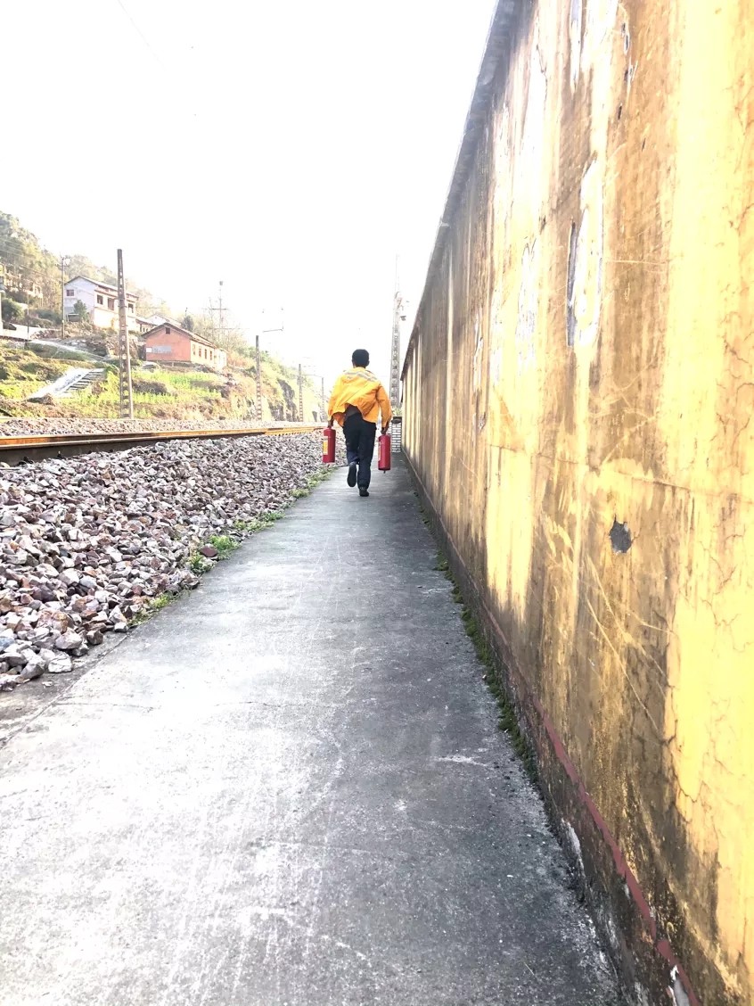 陈鸿武赶忙跑去救火.jpg
