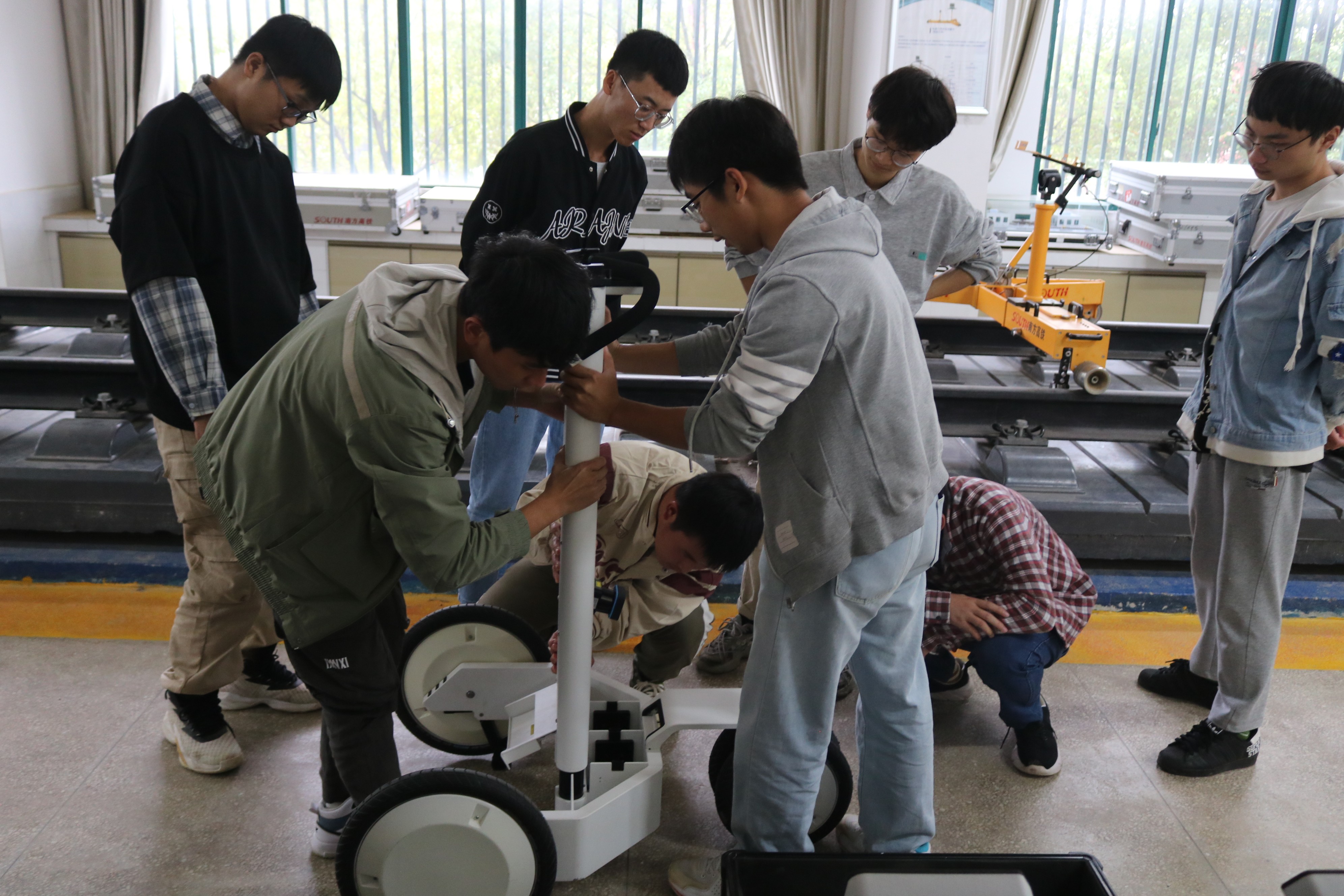 南方测绘公司项目实施陈文昌交学生组装三维激光扫描M6系统.JPG