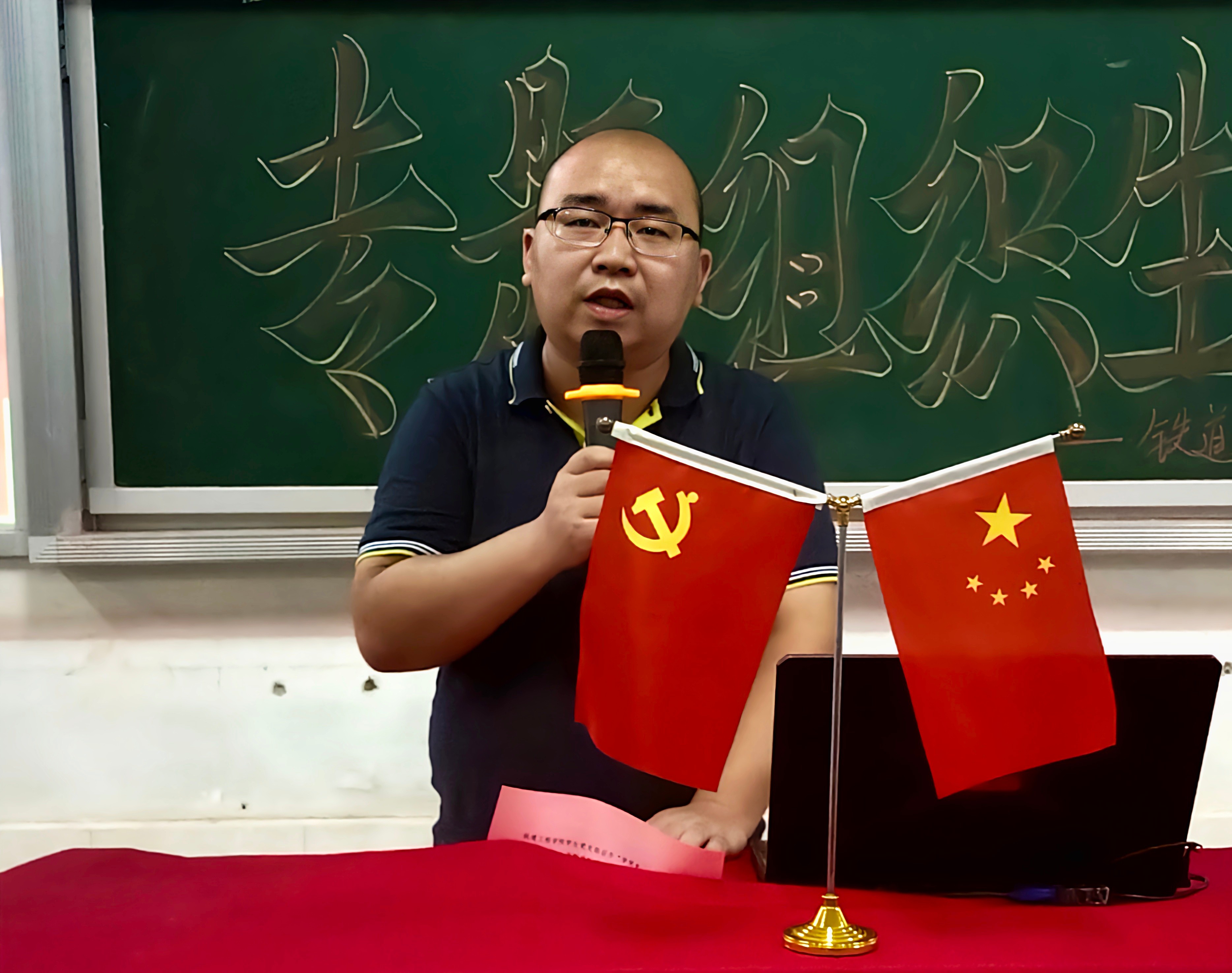 1626255513997261.jpg 铁道工程学院党支部书记杨东方发表讲话.jpg