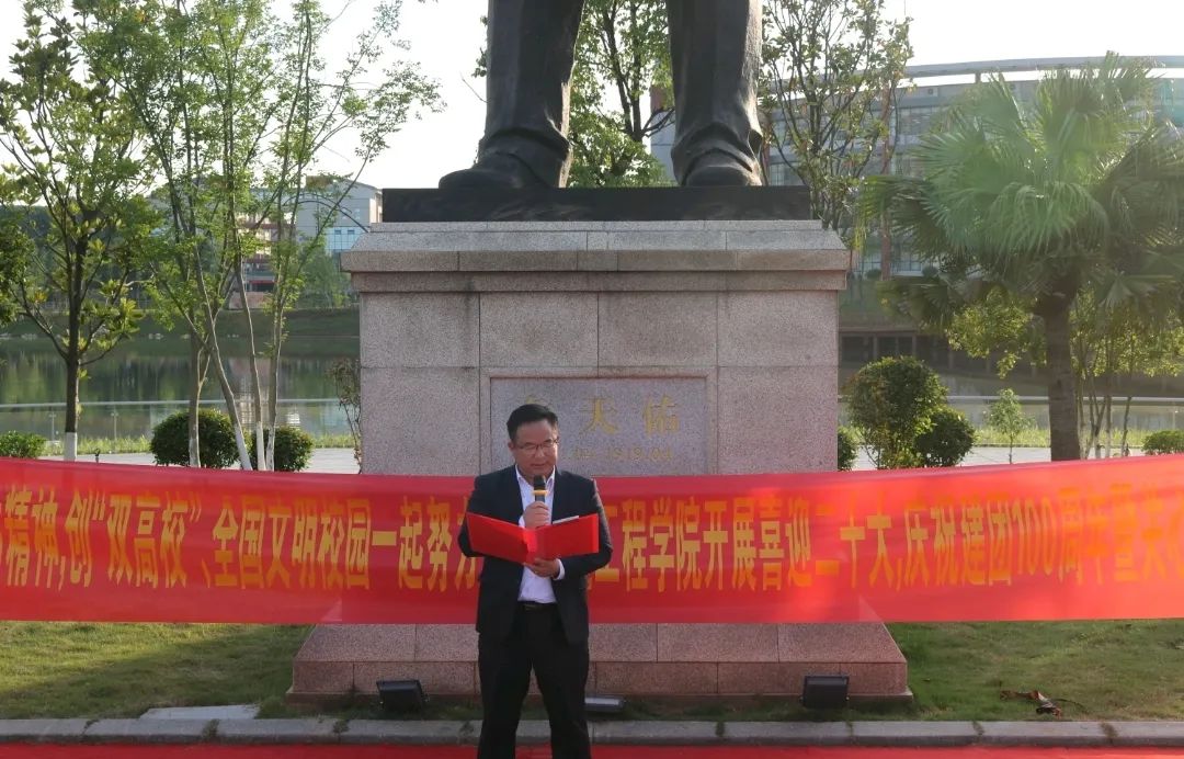 1651924846270971.jpg 湖南高速铁路职业技术学院院长姚方元教授讲话.jpg