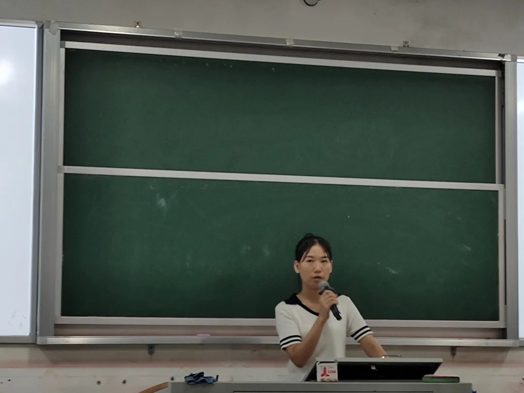 铁道工程学院团总支书记胡婷老师讲话.jpg