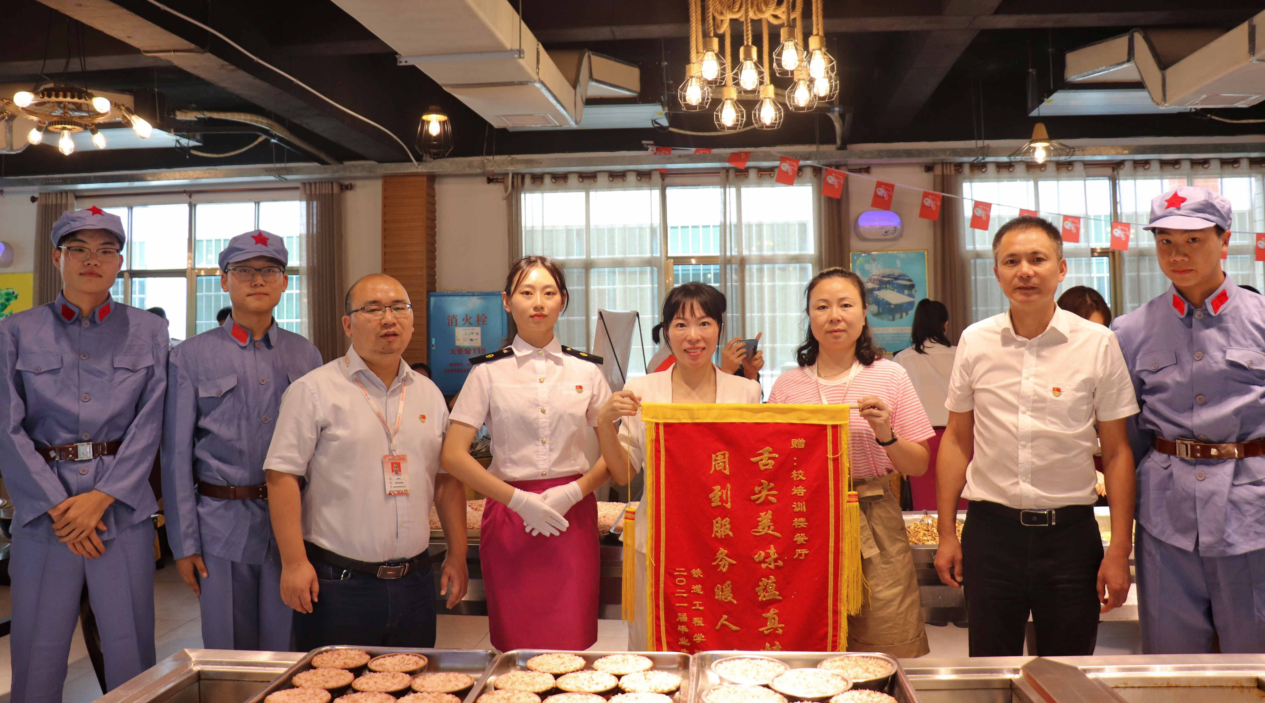1625119231755982.jpg 领导老师及学生合影1.jpg