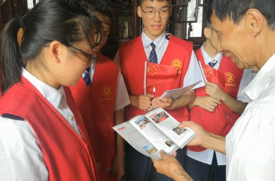 1621255387137060.png 刘爷爷介绍铁道工程学院制作的萱洲古镇宣传册.png