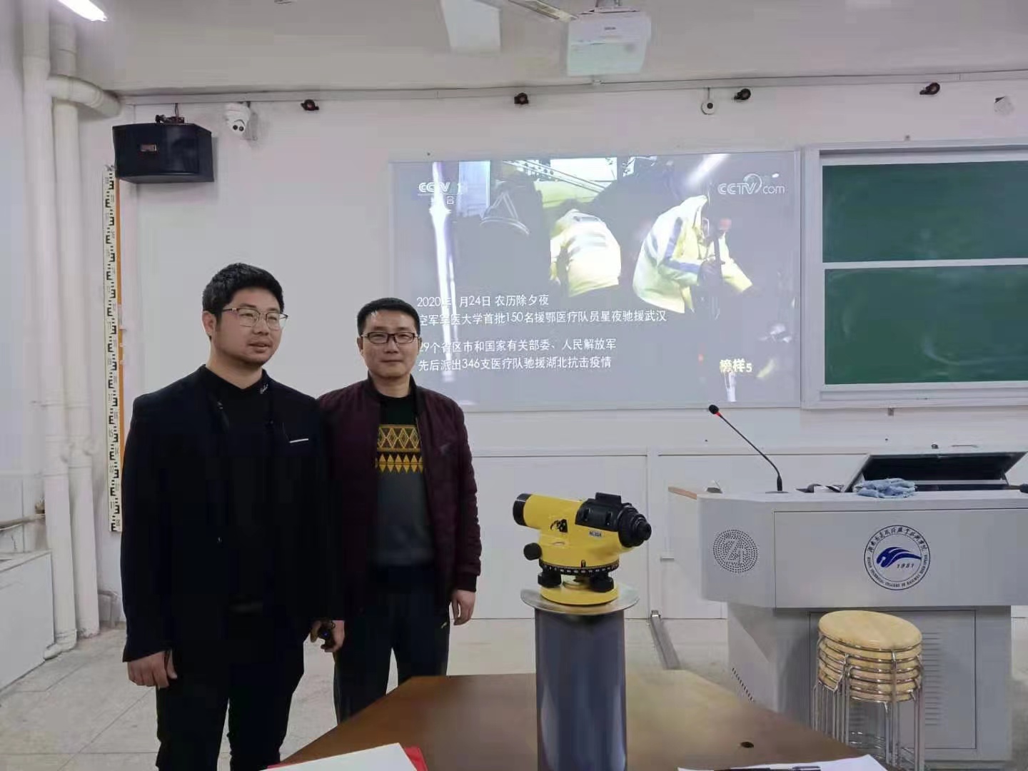 值班教师在教研室观看《榜样》.jpg