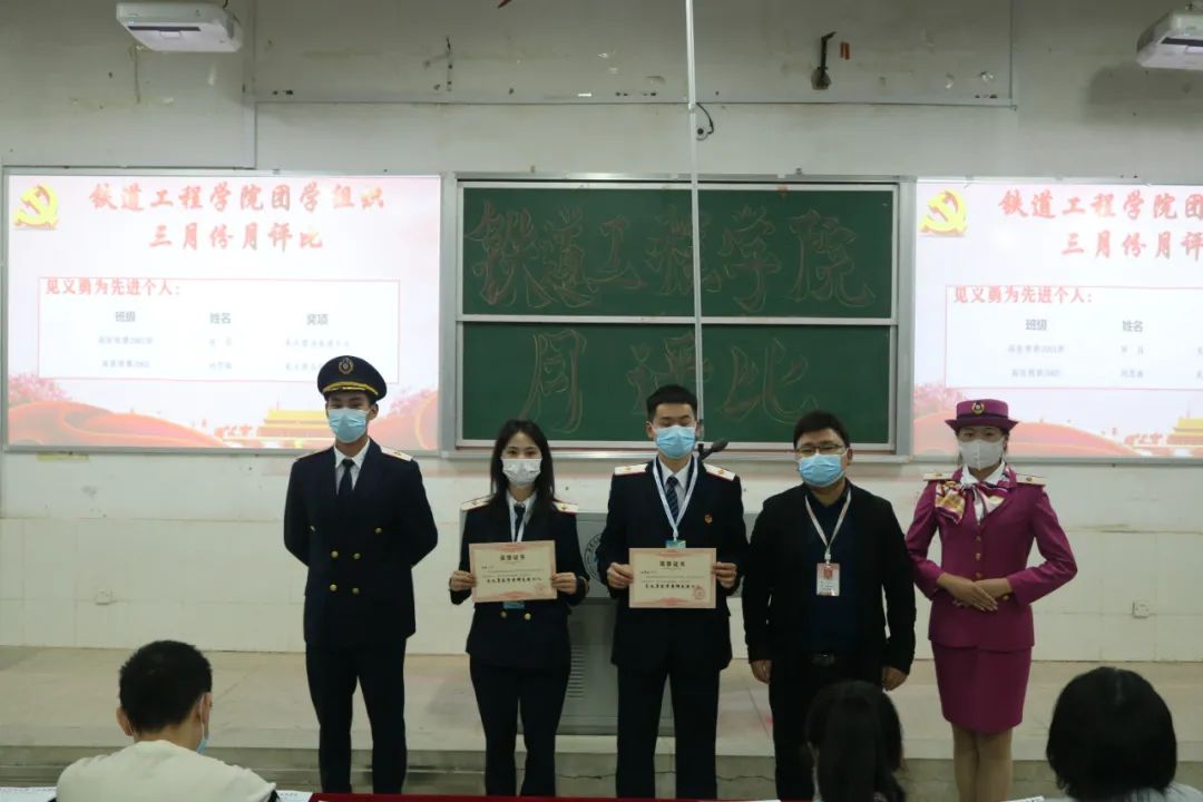 1649331446241408.jpg 先进个人颁奖仪式.jpg