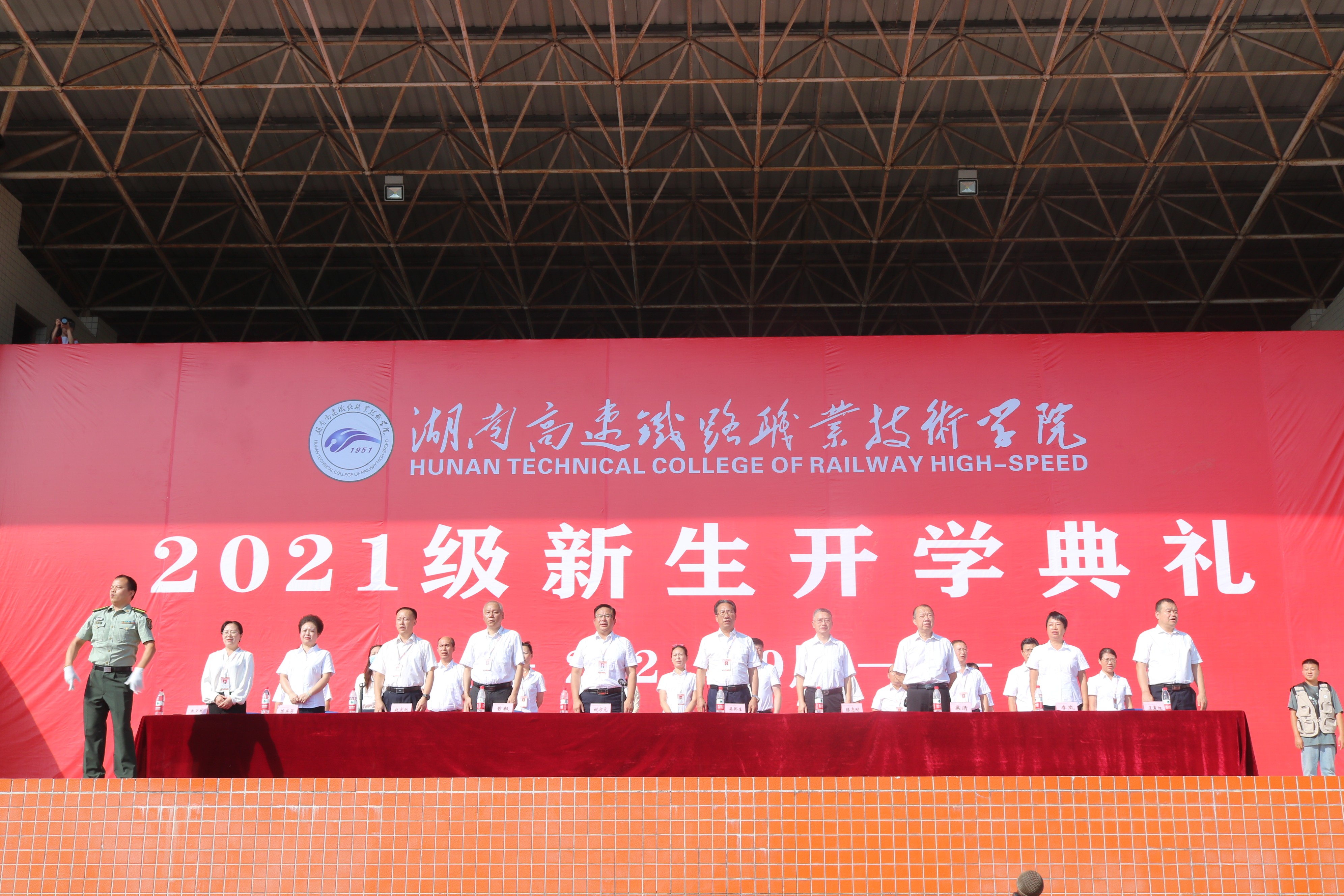 1633158445912704.jpg 21级新生会操领导合影.JPG