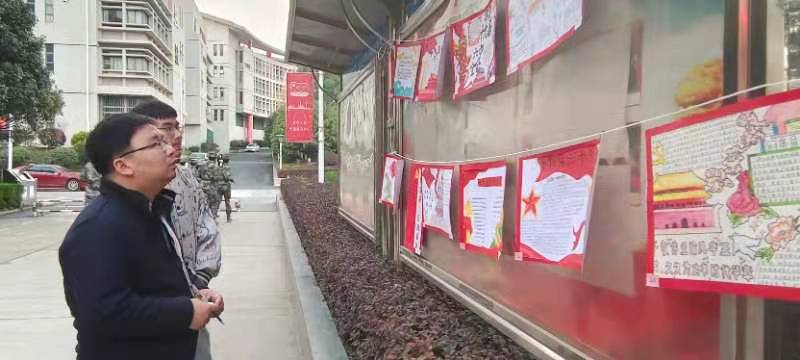 铁道工程学院党总支书记杨东方驻足浏览投票.png