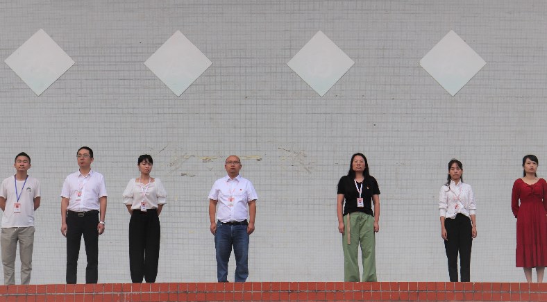 1600182883913822.jpg 铁道工程学院领导老师一同参与升旗仪式.jpg