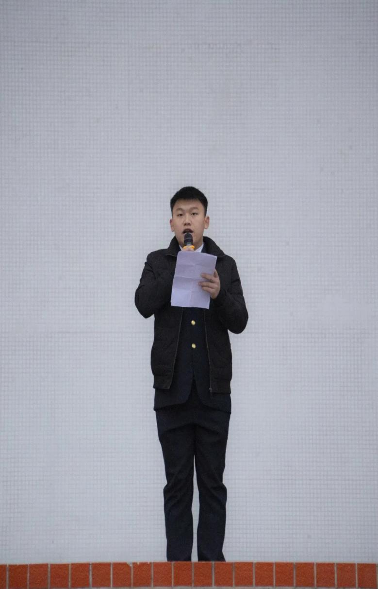 学生代表发言.png