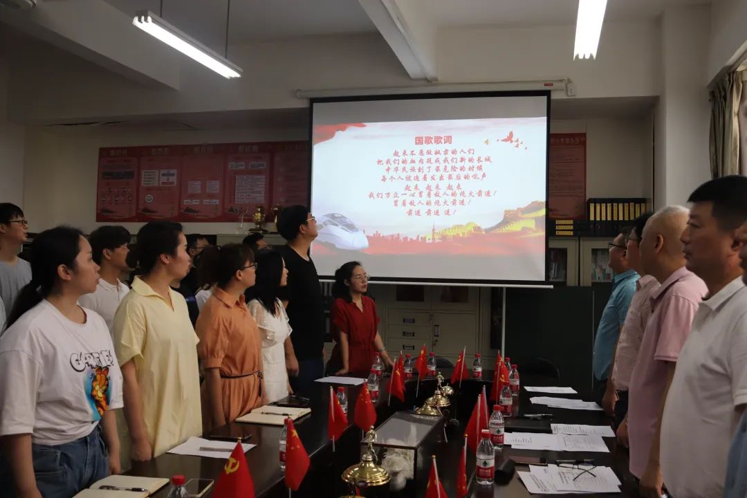 1665209174716220.jpg 全体起立共唱国歌.jpg