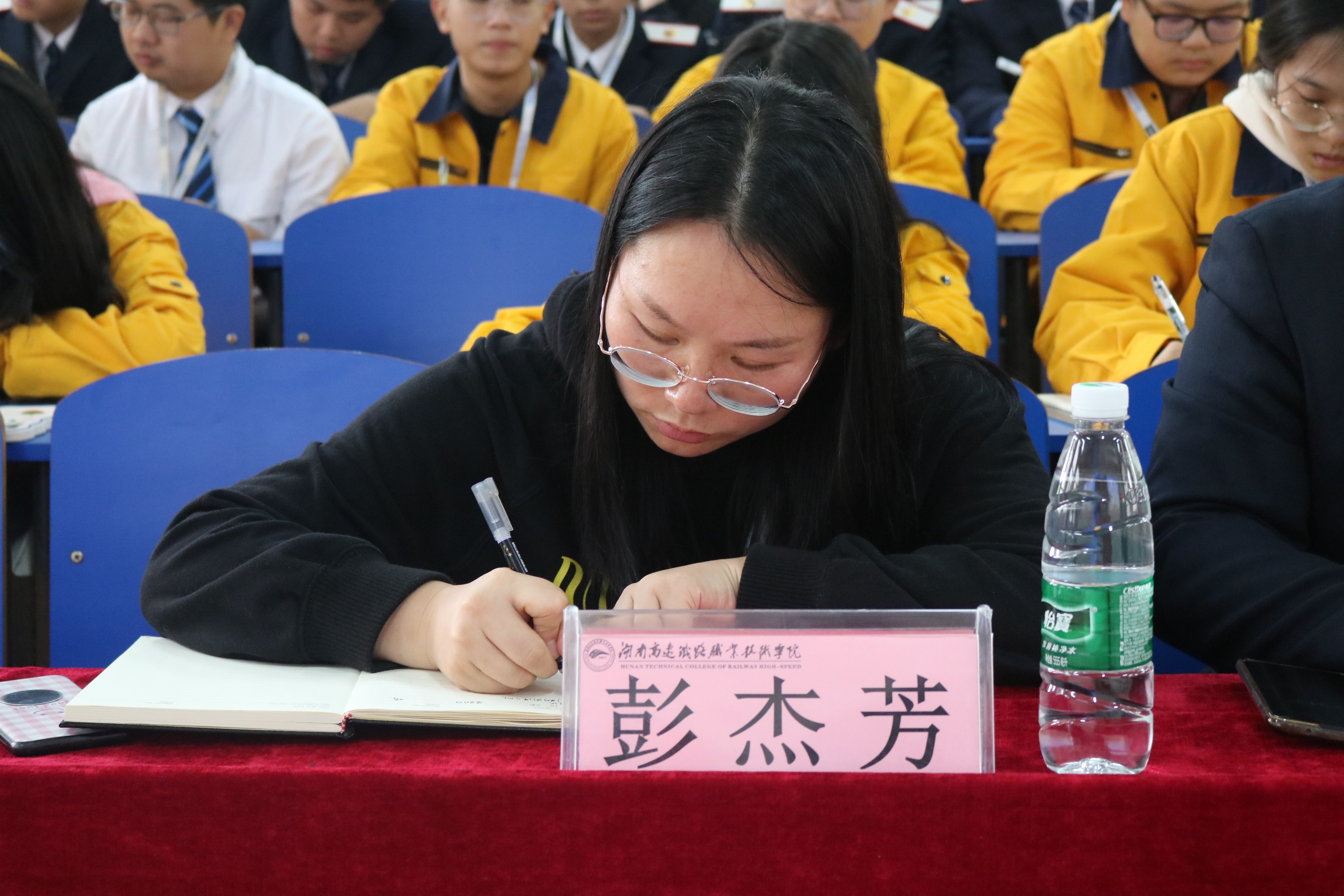 铁道工程学院学生党支部书记彭杰芳出席会议.JPG