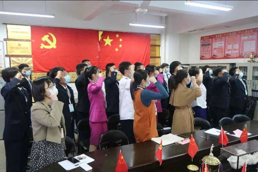 1652544529110591.jpg 全体起立宣誓.jpg