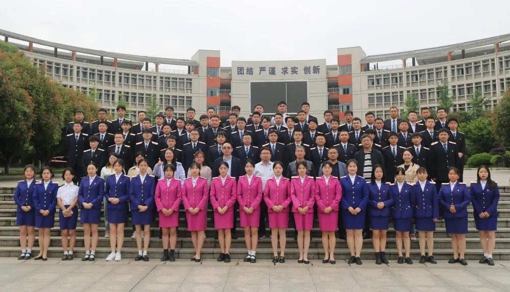 领导老师与学生党员合影.jpg