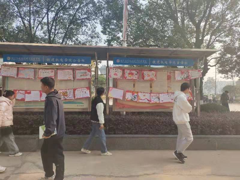 铁道工程学院学子驻足浏览.png