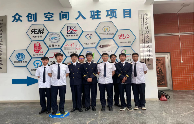项目团队成员合影.png
