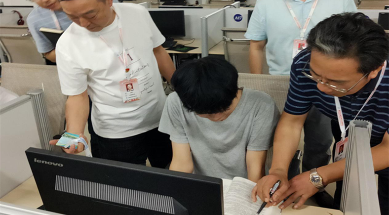 1600404989102221.png 学院党委书记吴伟生为学生演示如何划记学习重点.png