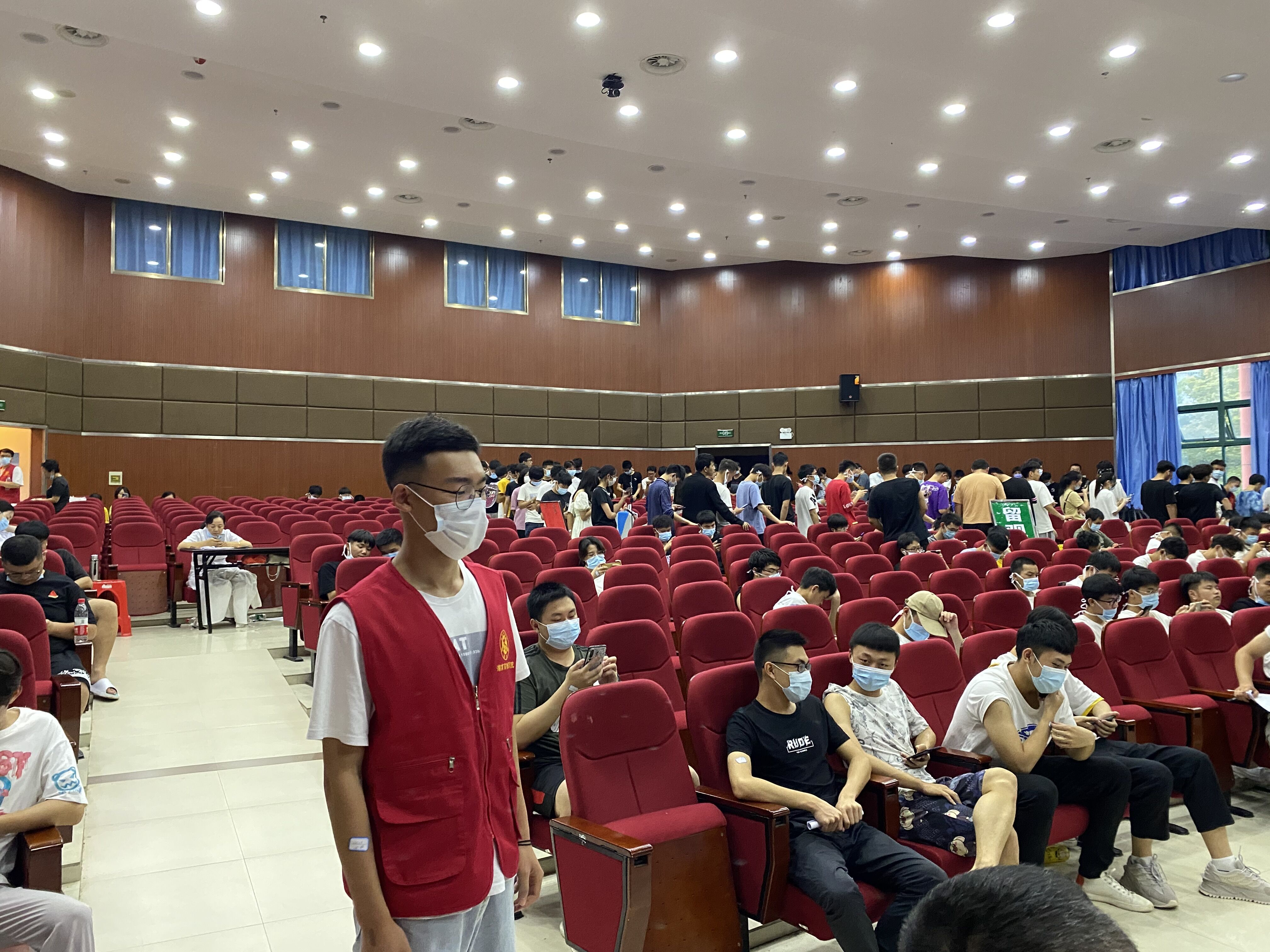 1623132273224410.jpg 学生在观察区安静等待结果.jpg