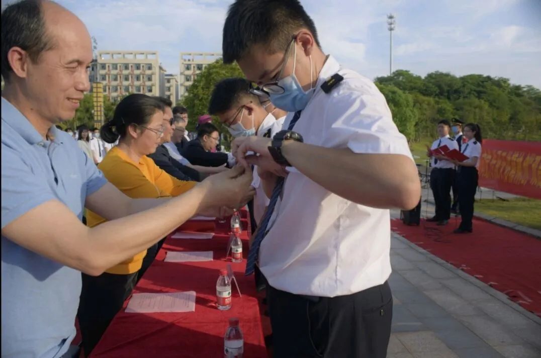 1651924931126134.jpg 戴力斌教授、姚方元校长、肖秋菊主席等领导为新发展团员发放团徽.jpg