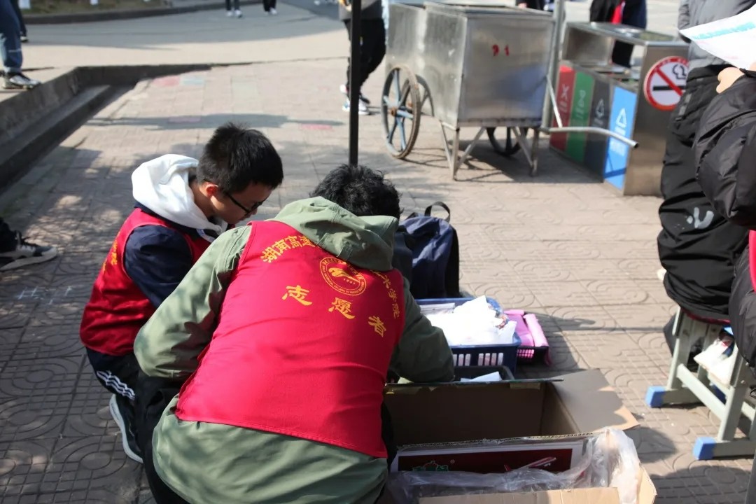 1640329627927980.jpg 青协干事包装水果.jpg