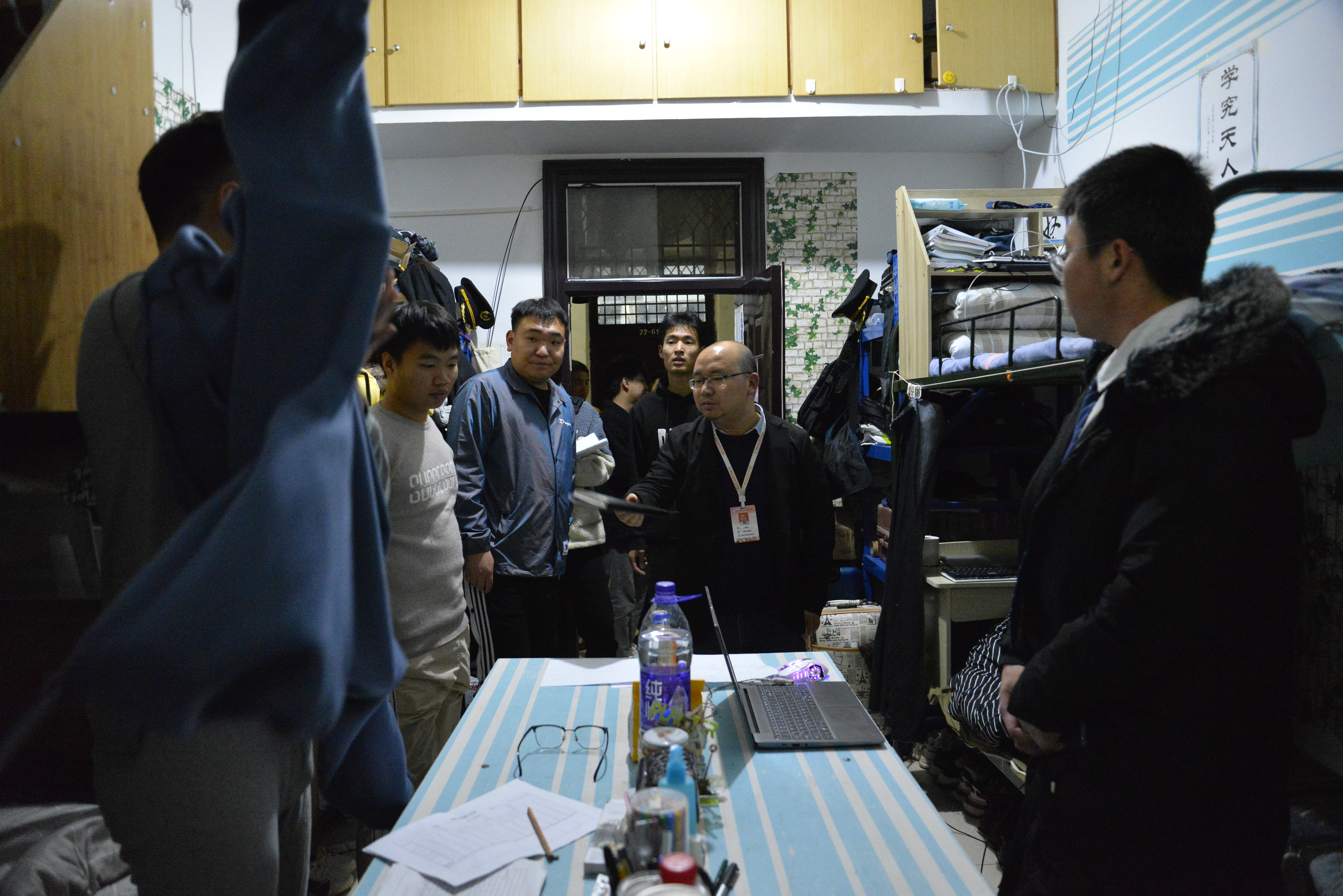 铁道工程学院党总支书记杨东方突击检查团学组织干部寝室卫生.JPG