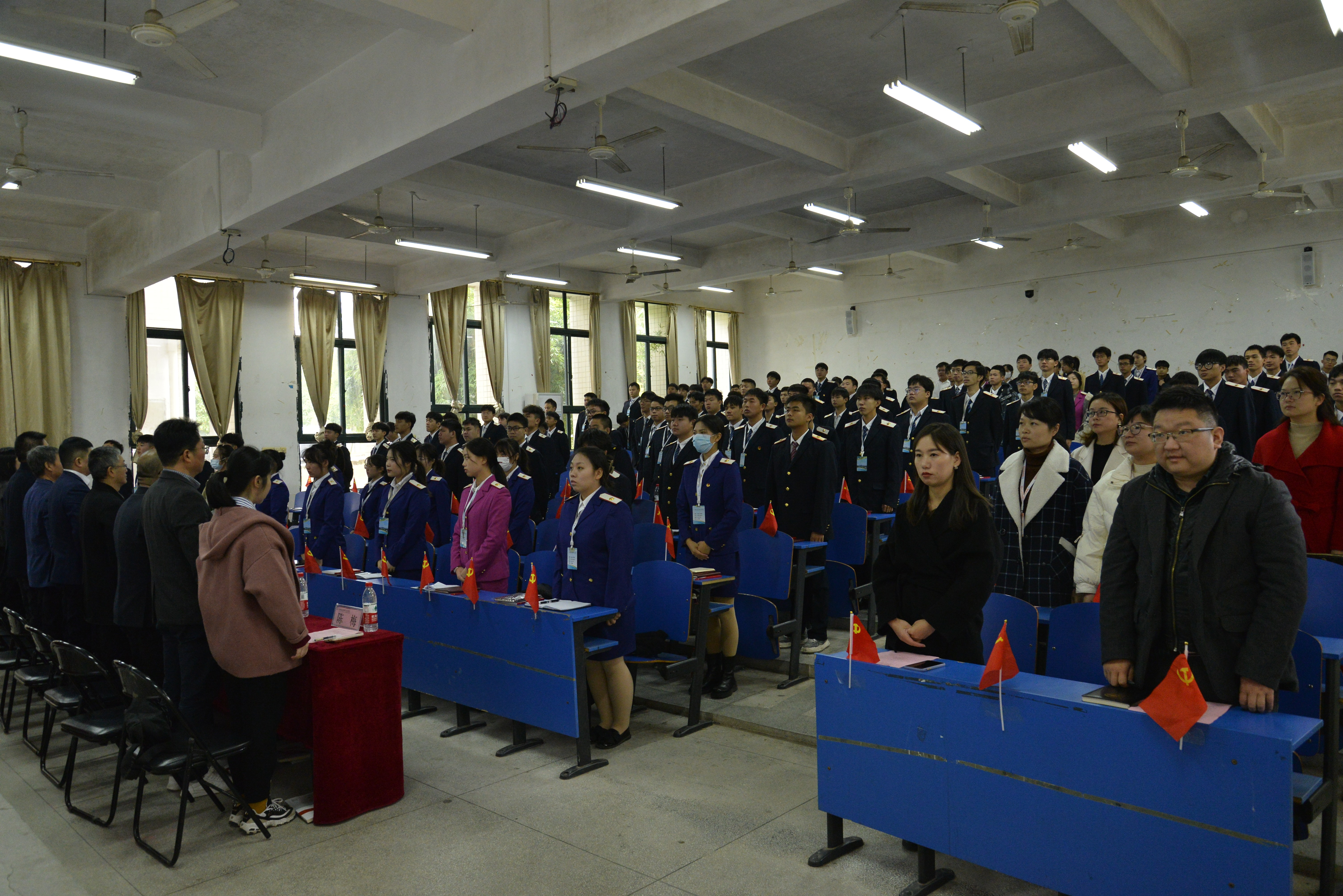 全体师生起立奏唱国际歌.JPG