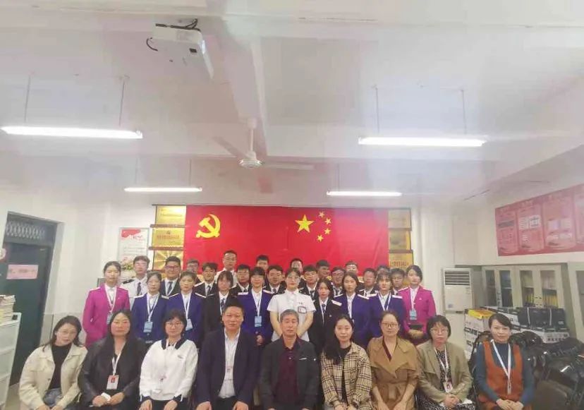 1652544822741910.jpg 领导老师与学生发展对象合影26.jpg