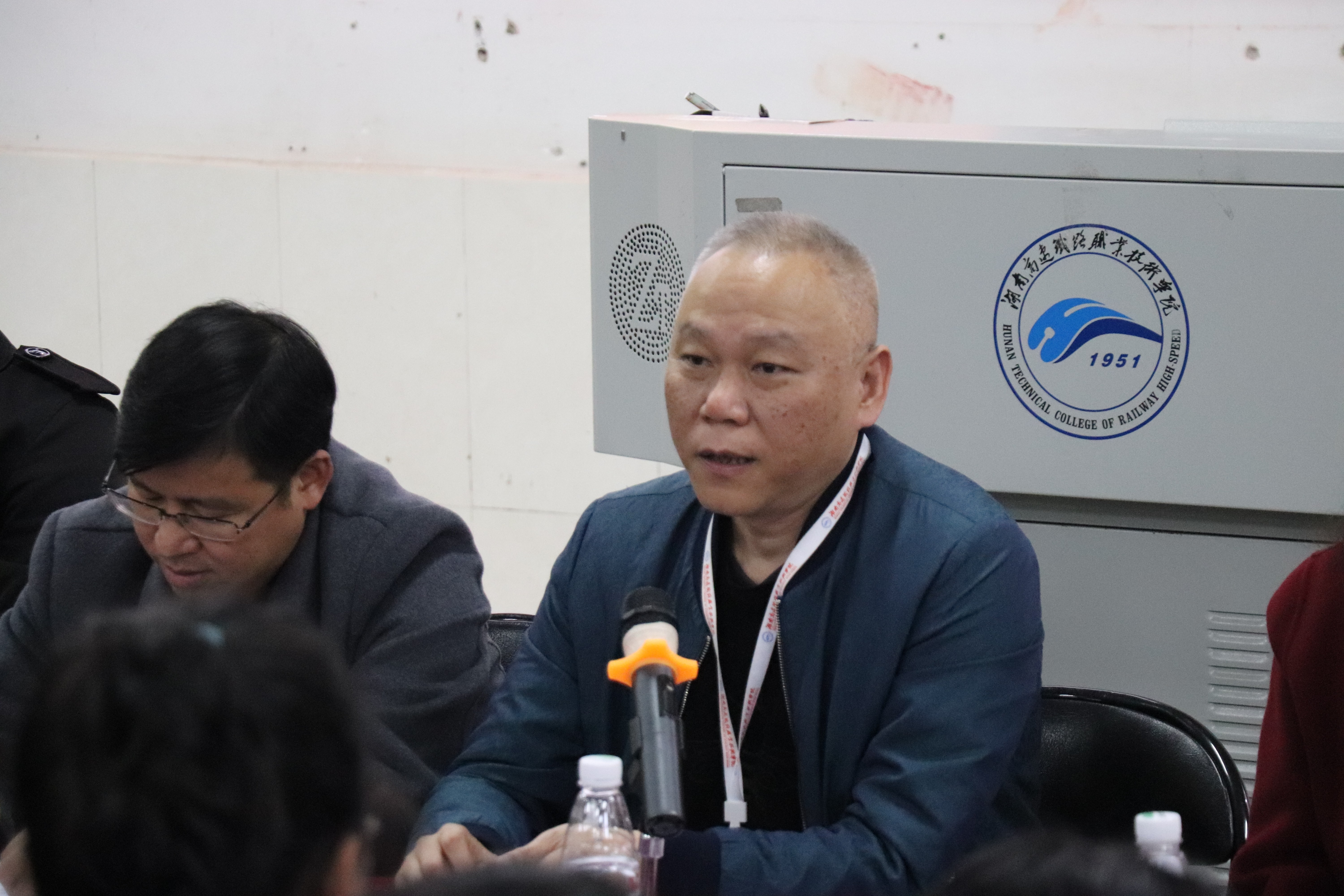 1618497347889725.jpg 湖南高速铁路职业技术学院副院长曹毅发表讲话.JPG