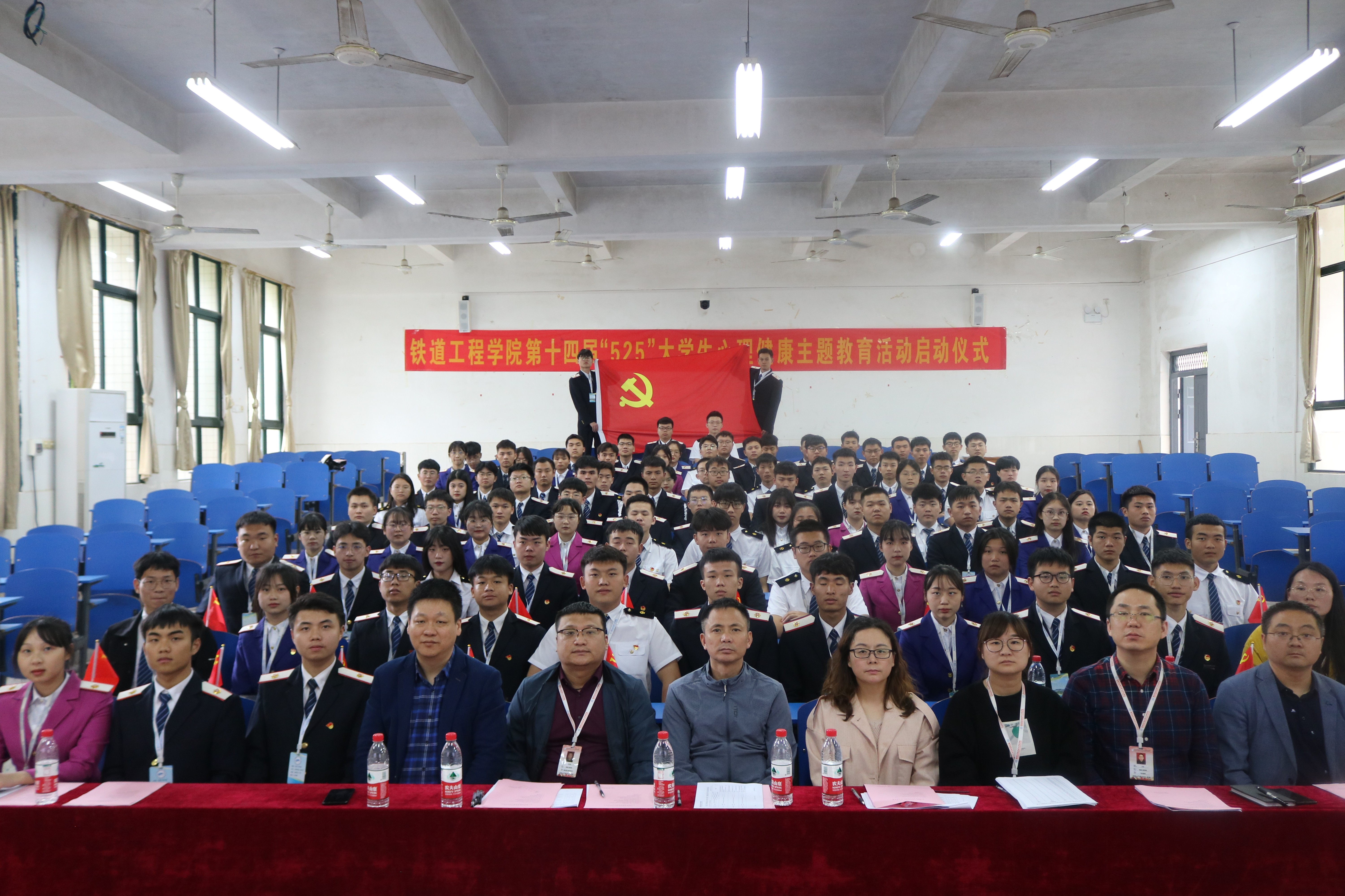 1621657984123630.jpg 全体领导老师和党员同志合影留念.JPG