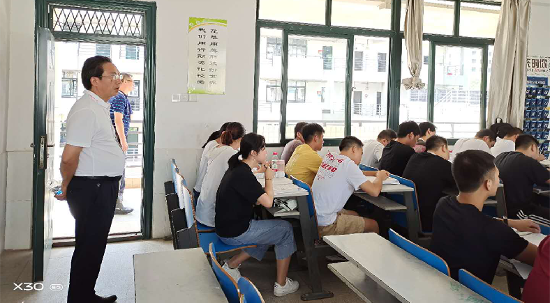 1600404811284009.png 学院党委书记吴伟生走进教室查看上课情况.png