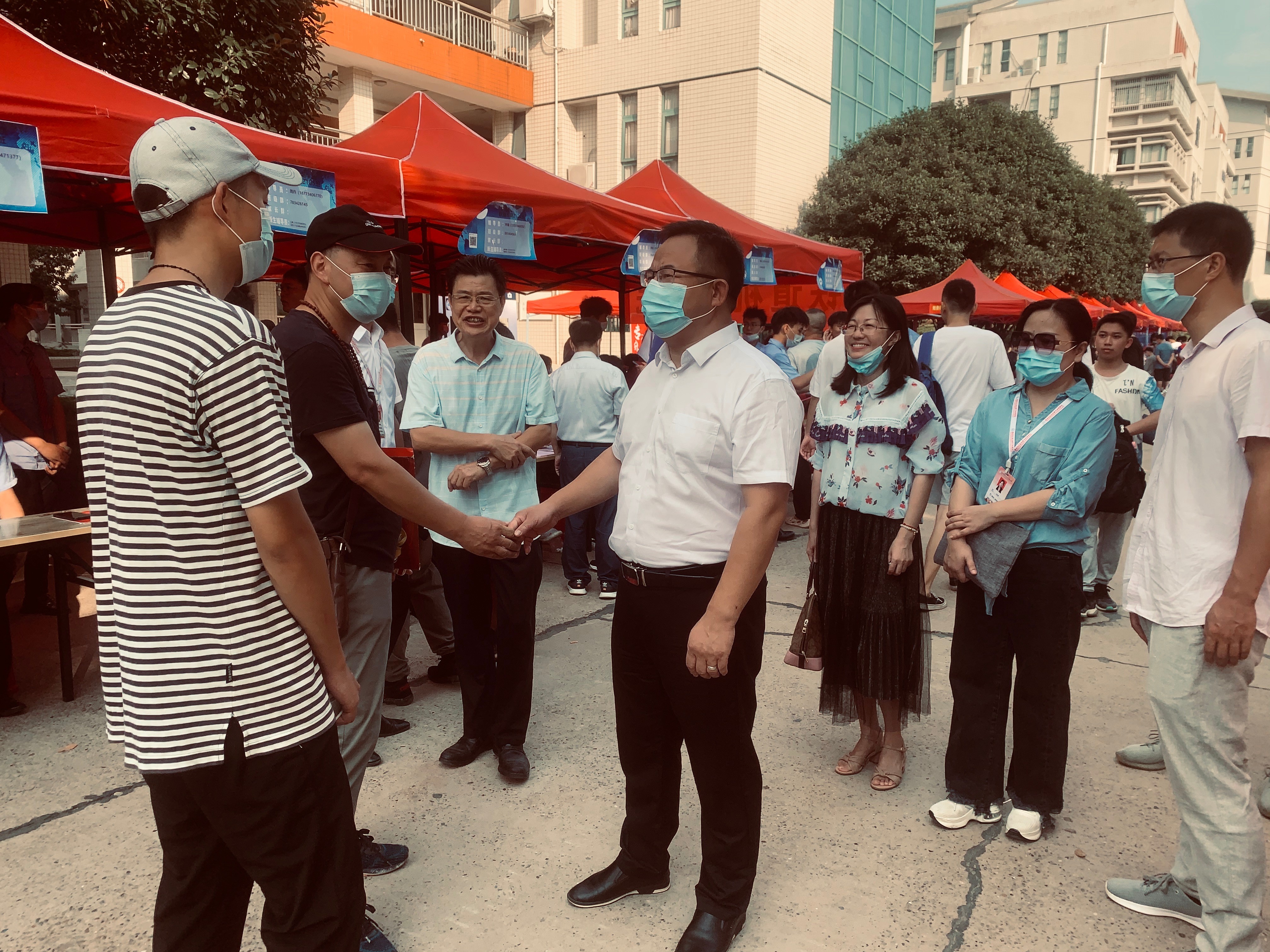 1631775687109627.jpg 校长姚方元慰问新生报到情况.jpg