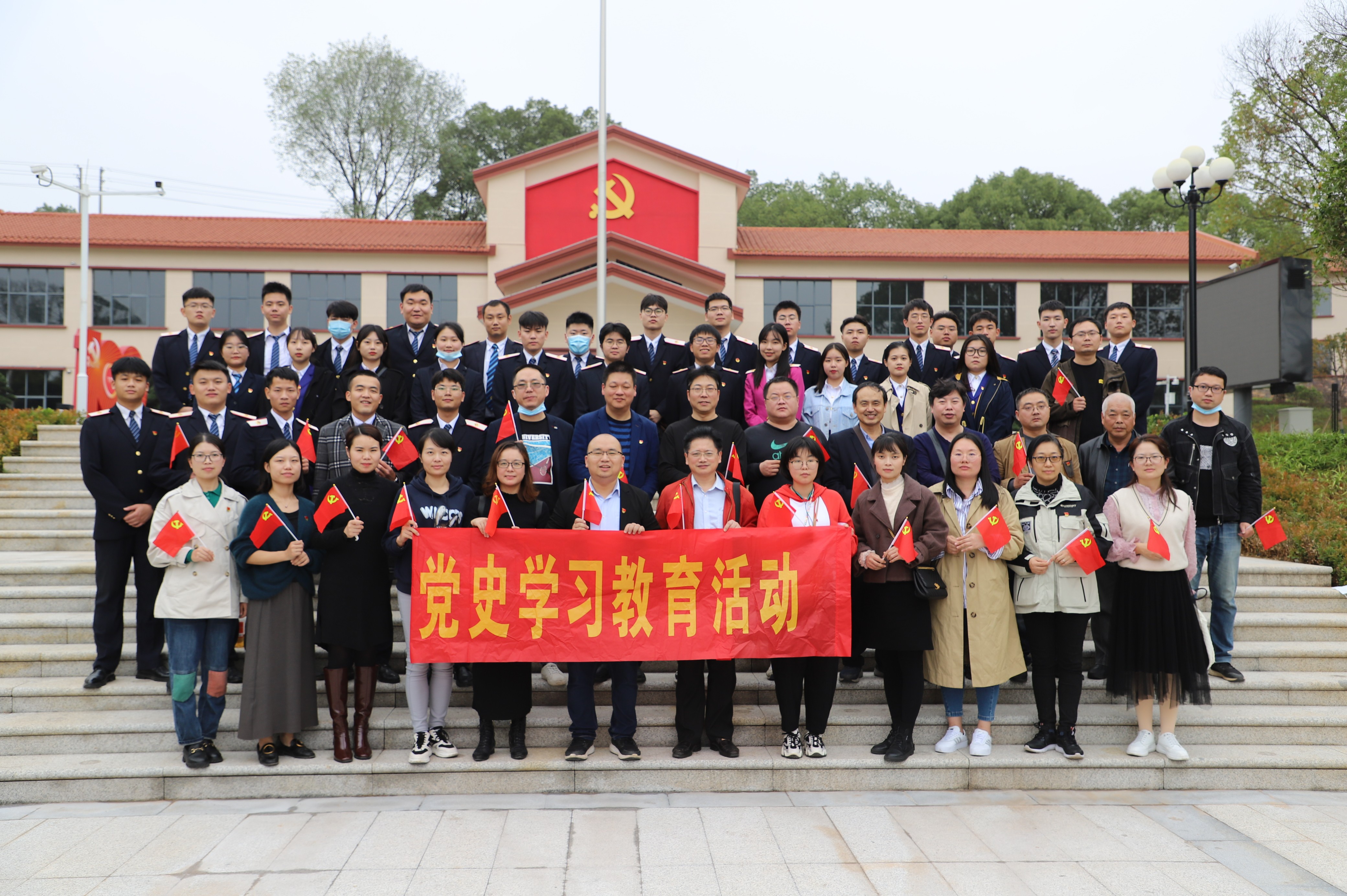 1637064367514143.jpg 在衡阳党史馆前大合照 (2).JPG