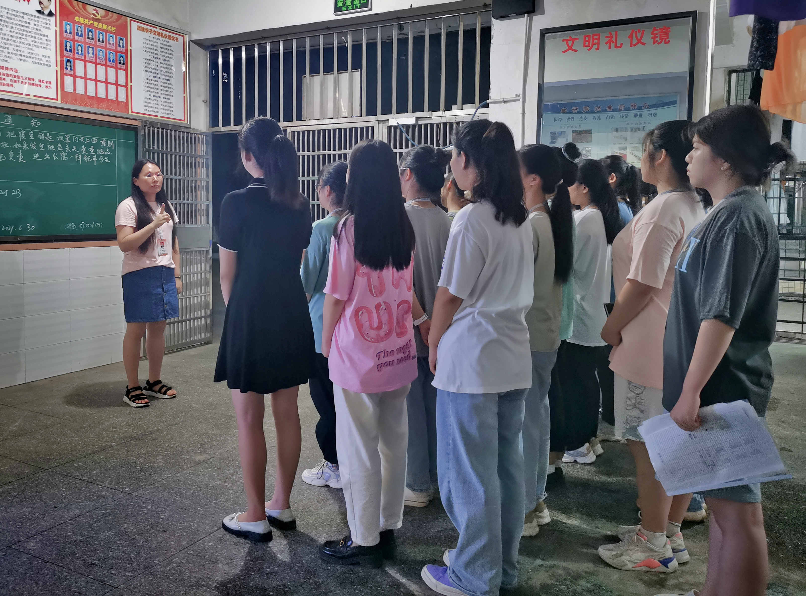 1625286834674738.jpg 铁道工程学院学生党支部书记彭杰芳老师交代检查要求.jpg