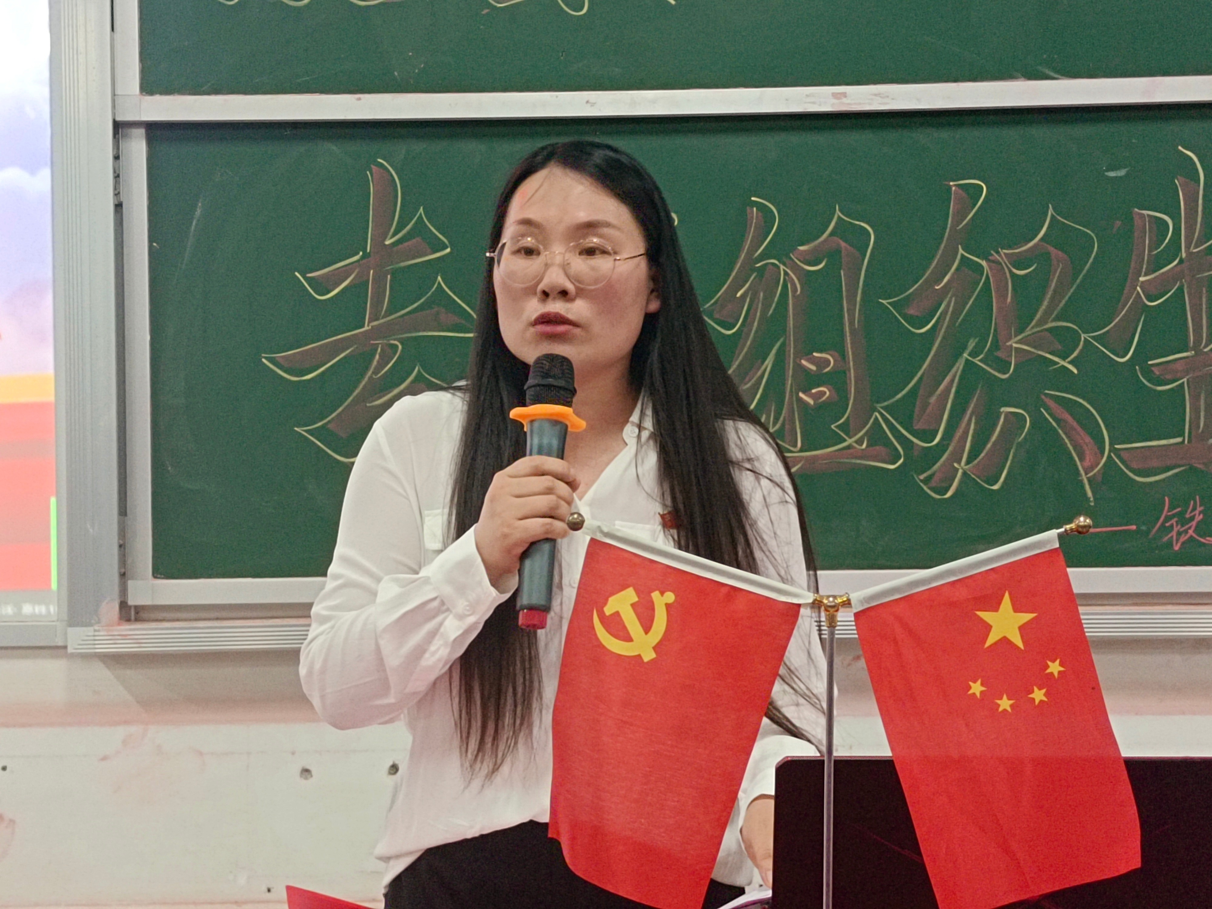 1626255419114430.jpg 铁道工程学院学生党支部书记彭杰芳主持会议.jpg