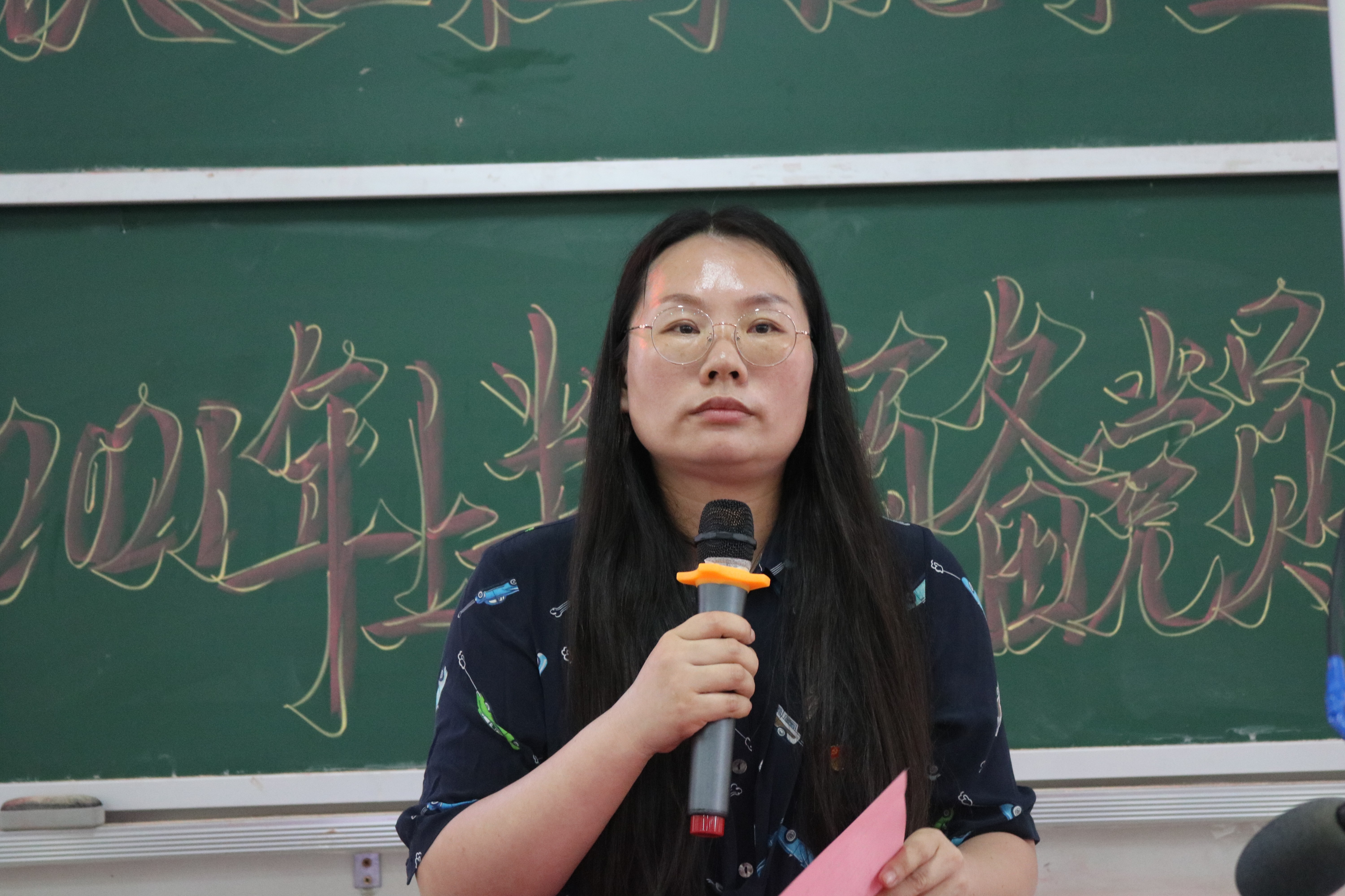 1624272567106525.jpg 学生党支部书记彭杰芳主持会议.JPG