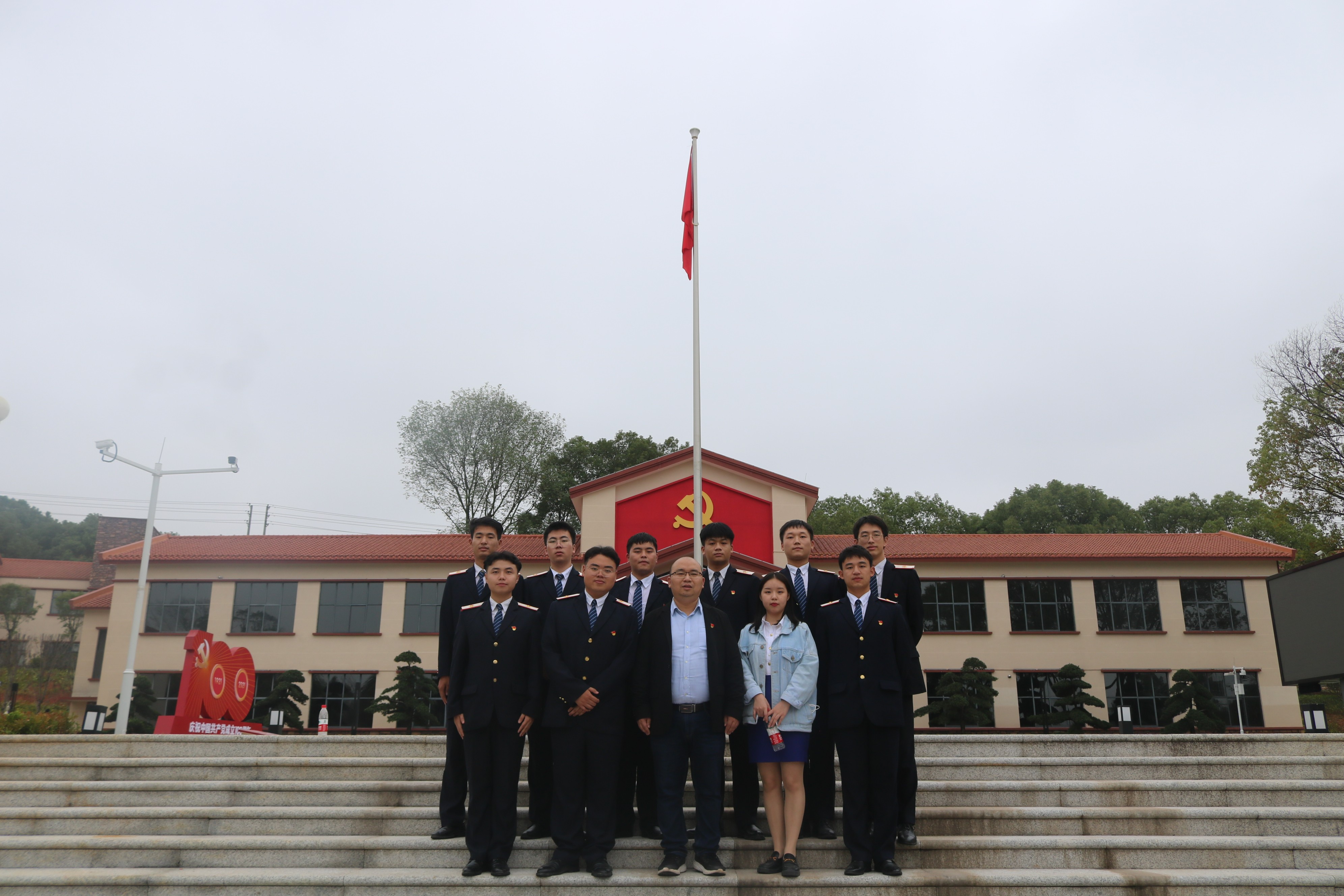 1637065239714671.jpg 铁道工程学院党总支书记杨东方与学生党支部成员合照.JPG