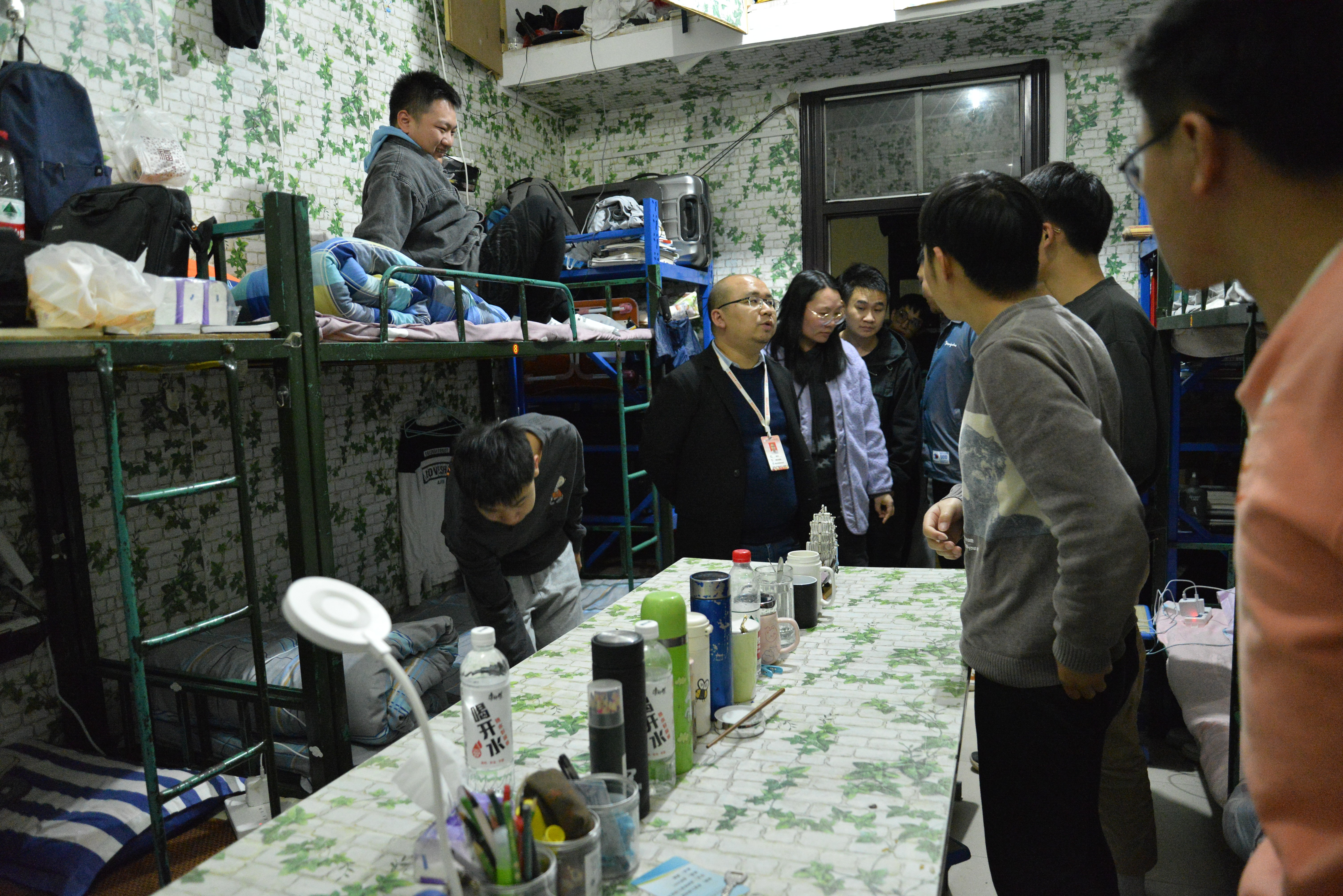 铁道工程学院党总支书记杨东方和和学生党支部书记彭杰芳突击检查团学组织干部寝室卫生.JPG