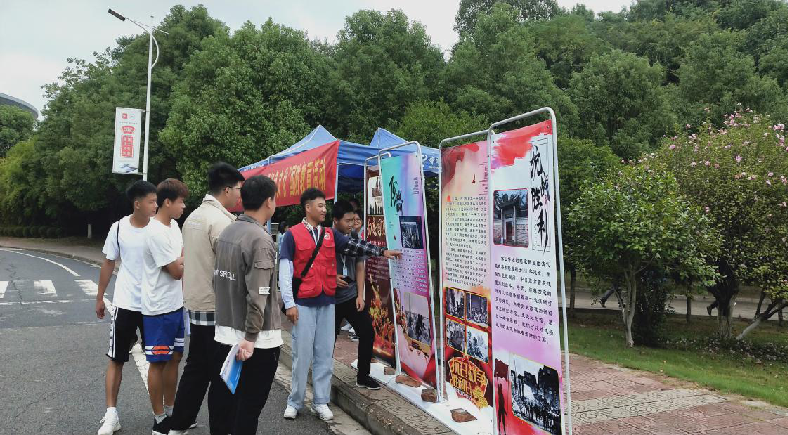 项目组成员为路过的同学讲解.png