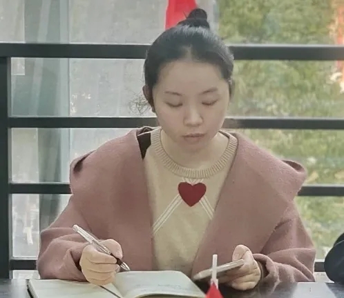 1640331247388490.jpg 铁道工程学院学生科科长陈梅到会.jpg