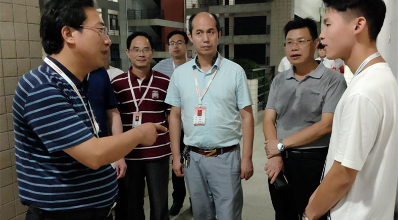 1600404886130110.png 学院党委书记吴伟生与学生亲切交谈.png