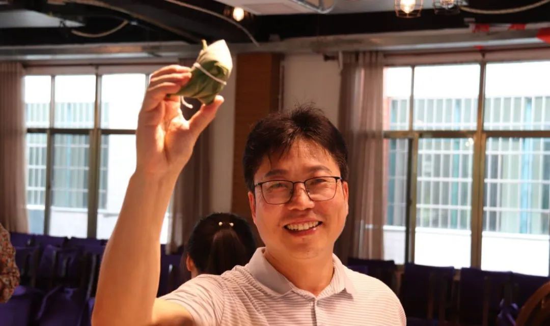 1654358648351569.jpg 包粽子活动现场5.jpg