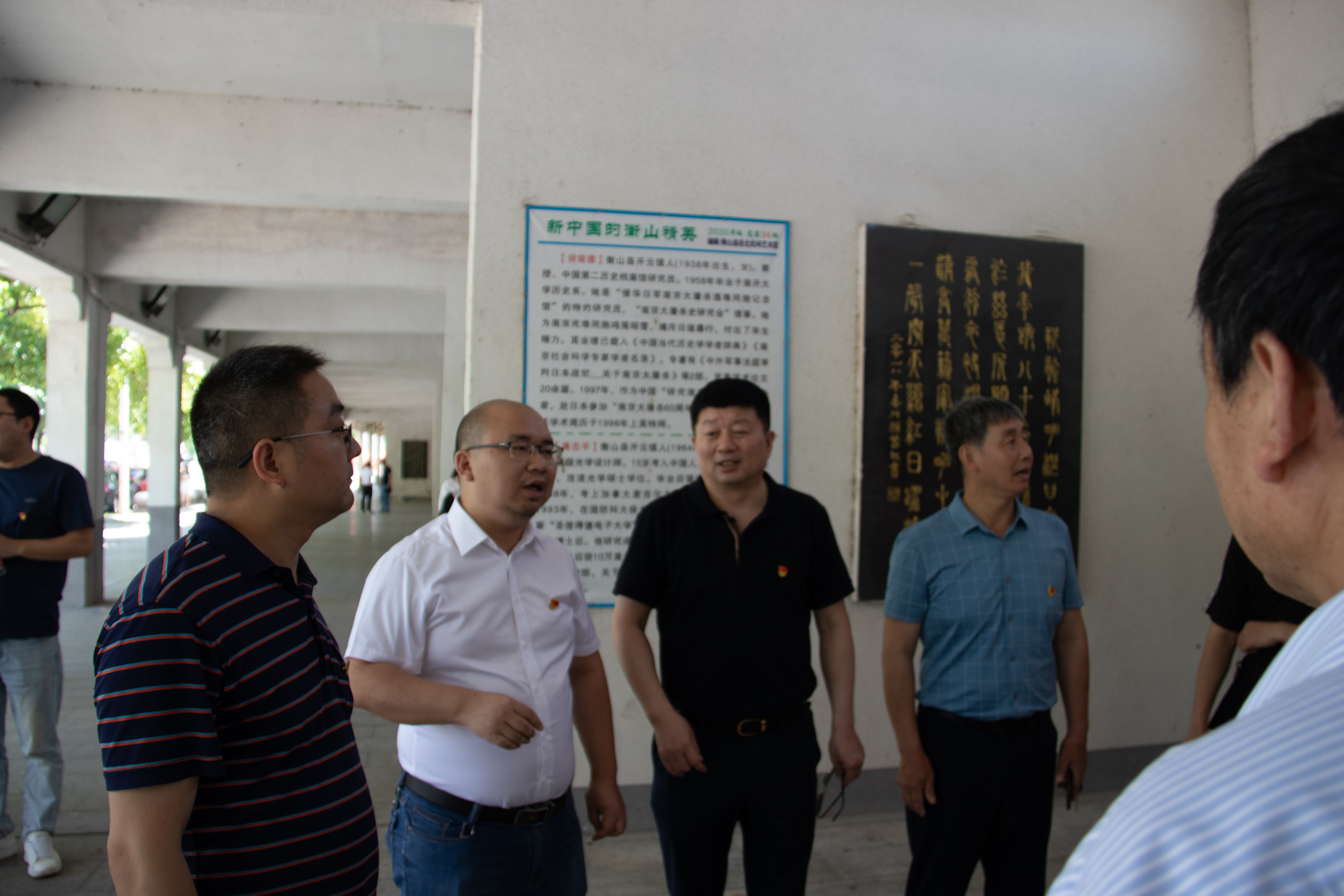 1623235198132219.jpg 学院领导进行恳谈交流.jpg