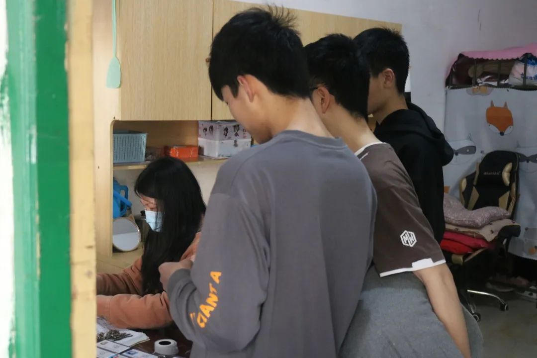 1649332539140361.jpg 宿管老师为新换寝室的同学进行信息登记与钥匙的发放.jpg
