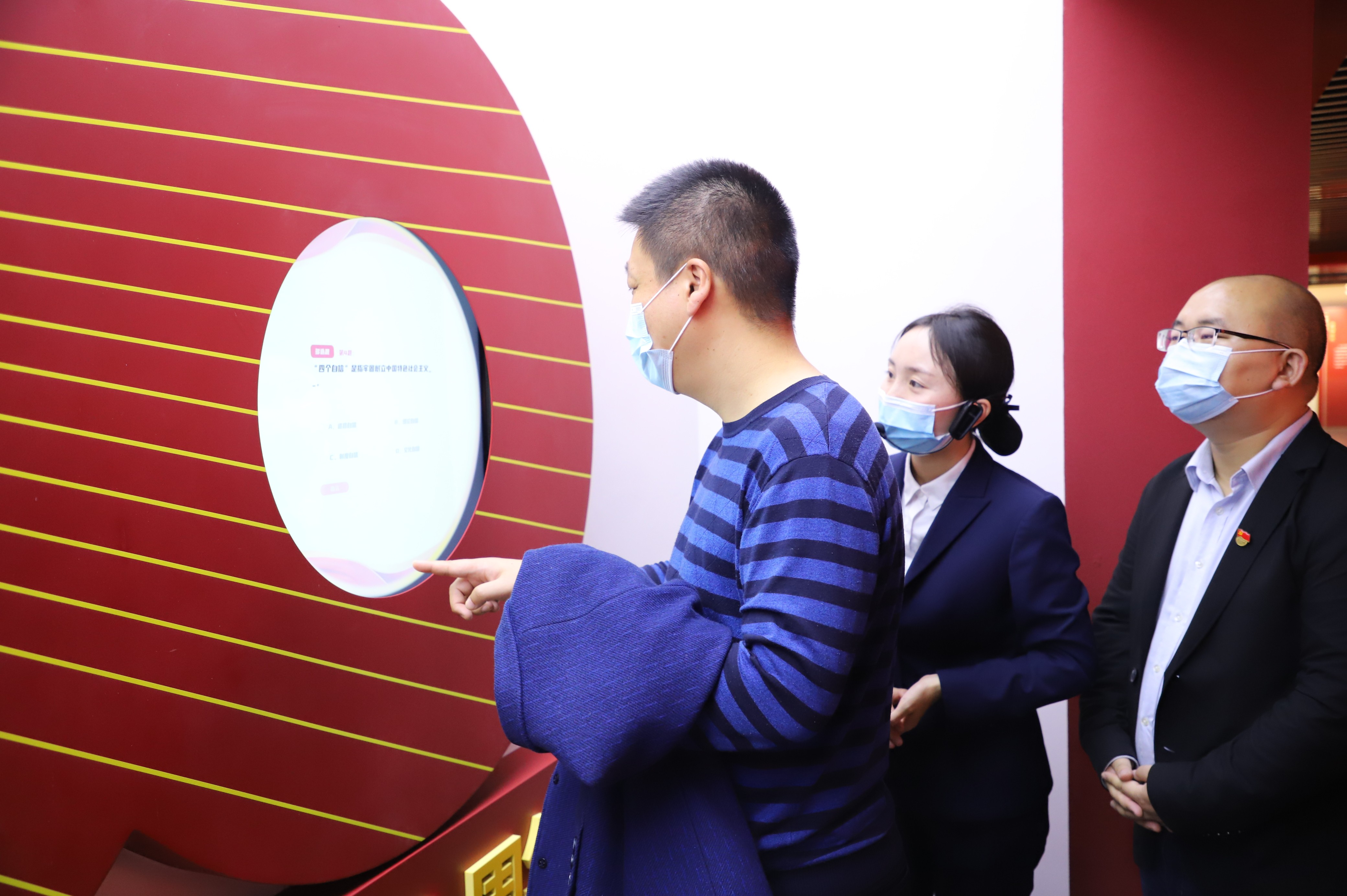1637064950811019.jpg 领导老师在衡阳党史馆进行党史答题.JPG