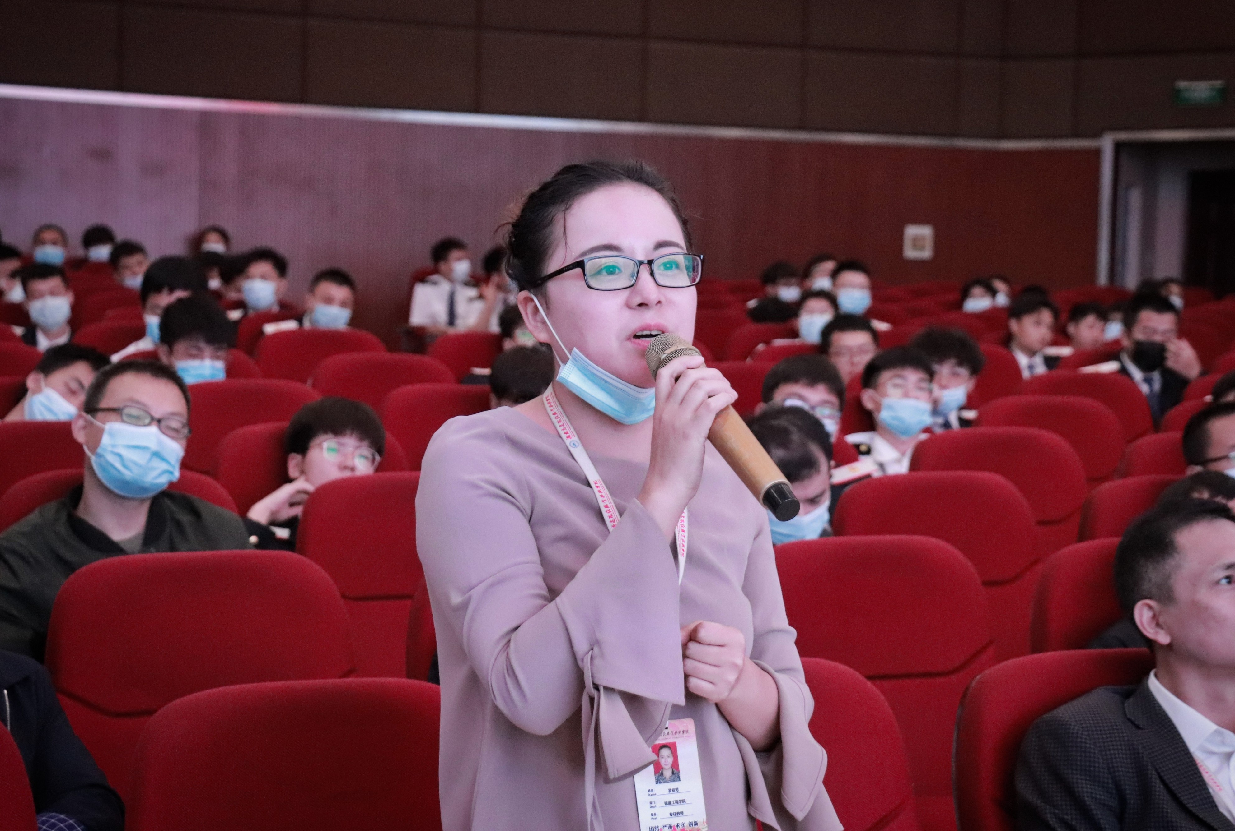老师向刘成禹教授提问.jpg